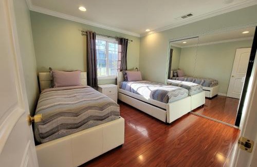 Pico - Robertson Apartment | 3 bedroom apartment by the MrC Hotel and 5 minutes to Rodeo Drive WiFi TV Patio walk to restaurants