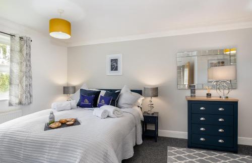 Milton Keynes Apartment | 3 Bedroom Apartment, Free Parking & Fast WiFi, 65 Inch Smart TV