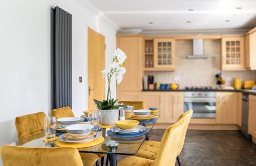 Milton Keynes Apartment | 3 Bedroom Apartment, Free Parking & Fast WiFi, 65 Inch Smart TV
