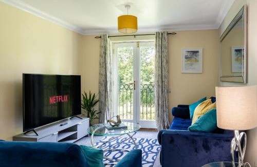 Milton Keynes Apartment | 3 Bedroom Apartment, Free Parking & Fast WiFi, 65 Inch Smart TV