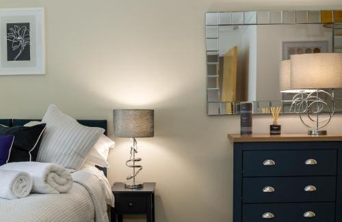 Milton Keynes Apartment | 3 Bedroom Apartment, Free Parking & Fast WiFi, 65 Inch Smart TV
