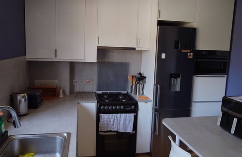 Forest Hill Apartment | 3 bedroom apartment, in SE London 500m from station