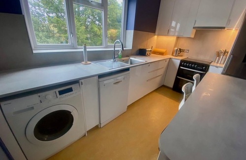 Forest Hill Apartment | 3 bedroom apartment, in SE London 500m from station