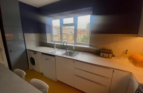 Forest Hill Apartment | 3 bedroom apartment, in SE London 500m from station