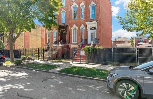 The Gap Apartment | 3-bedroom apartment in phenomenal Chicago with WiFi, AC