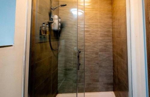 Roath Apartment | 3 Bedroom Apartment, Walking Distance to Centre & Amazing Food at your door step