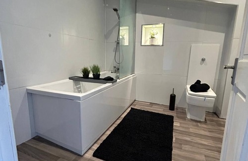 Grimsby Apartment | 3-bedroom apartment with WiFi and parking