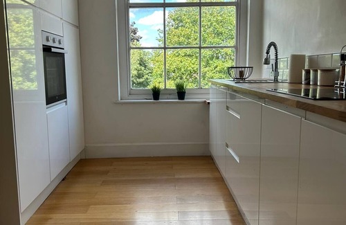 Grimsby Apartment | 3-bedroom apartment with WiFi and parking