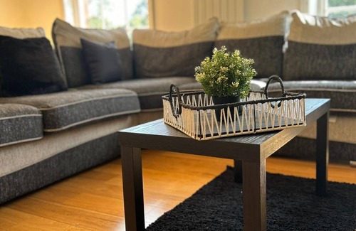 Grimsby Apartment | 3-bedroom apartment with WiFi and parking