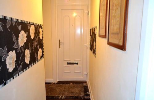 North Glasgow Apartment | 3 bedroom apt - Free parking & WiFi 350mbps