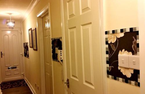 North Glasgow Apartment | 3 bedroom apt - Free parking & WiFi 350mbps