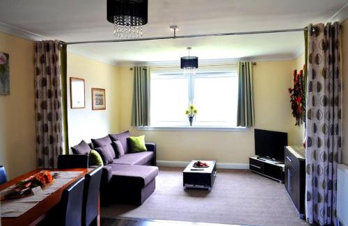 North Glasgow Apartment | 3 bedroom apt - Free parking & WiFi 350mbps