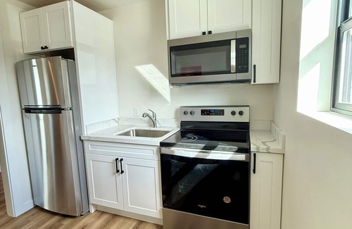 South Tacoma Apartment | 3-bedroom Apt in central location/Tacoma with AC, WiF. Above cute restaurant.