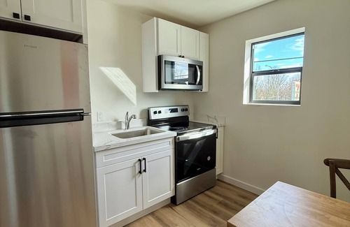 South Tacoma Apartment | 3-bedroom Apt in central location/Tacoma with AC, WiF. Above cute restaurant.