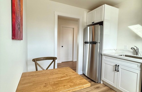 South Tacoma Apartment | 3-bedroom Apt in central location/Tacoma with AC, WiF. Above cute restaurant.