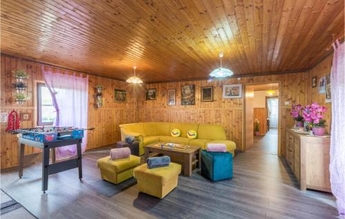 Cepic Apartment | 3 Bedroom Awesome Apartment In Oprtalj