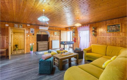 Cepic Apartment | 3 Bedroom Awesome Apartment In Oprtalj