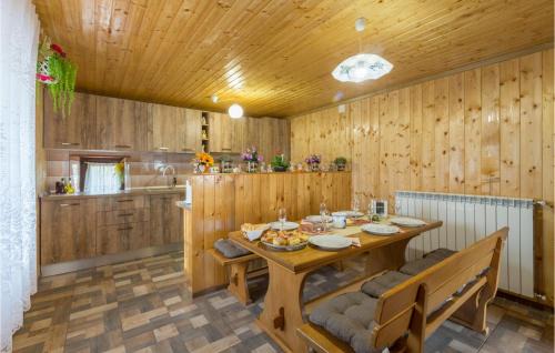 Cepic Apartment | 3 Bedroom Awesome Apartment In Oprtalj