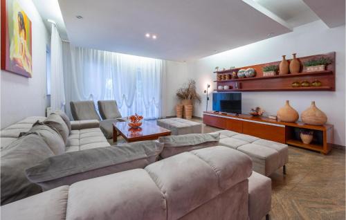 Pjescana Uvala Apartment | 3 Bedroom Awesome Apartment In Pula