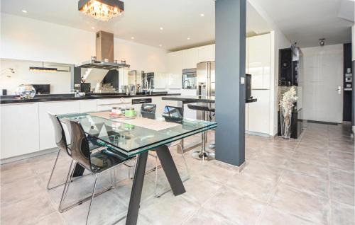 Martigues House | 3 Bedroom Awesome Home In Carro