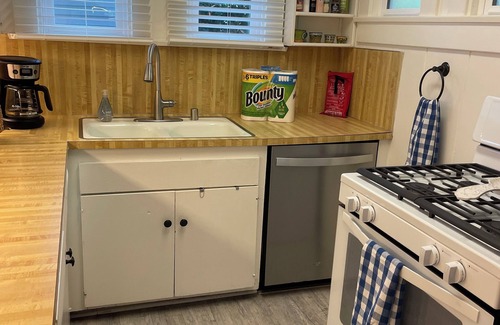 Balboa Island Cottage | ☀️3 Bedroom Beach cottage on Balboa Island. 1 block to sand ⛱️