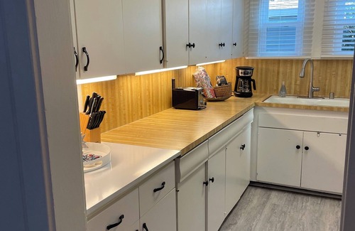 Balboa Island Cottage | ☀️3 Bedroom Beach cottage on Balboa Island. 1 block to sand ⛱️
