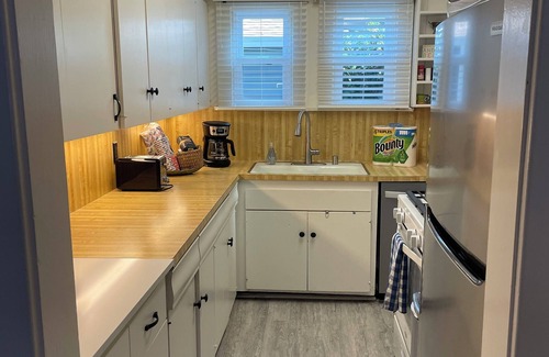 Balboa Island Cottage | ☀️3 Bedroom Beach cottage on Balboa Island. 1 block to sand ⛱️