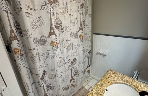 Charlotte House | 3-bedroom Beach House in Beautiful Charlotte near Beach with AC/Heat and Wi-Fi