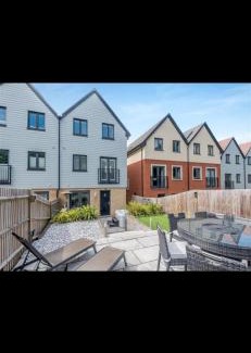 Portsmouth House | 3 Bedroom Beautiful Home with Garden, AC, Hot Tub