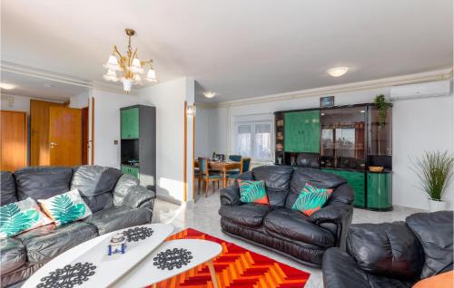 Muntic House | 3 Bedroom Beautiful Home In Muntic