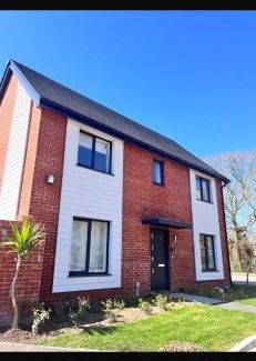 Netley House | 3 Bedroom Brand New Whiteley Home with Hot Tub