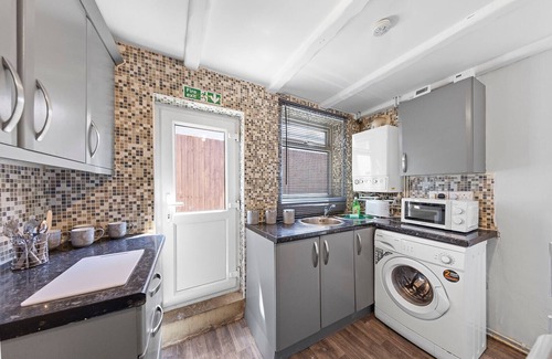 Chatham House | 3-Bedroom Building In charming Alexandra Rd