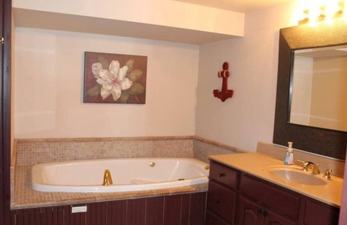 New Post House | 3-bedroom Cabin on Crystal Clear Blueberry Lake