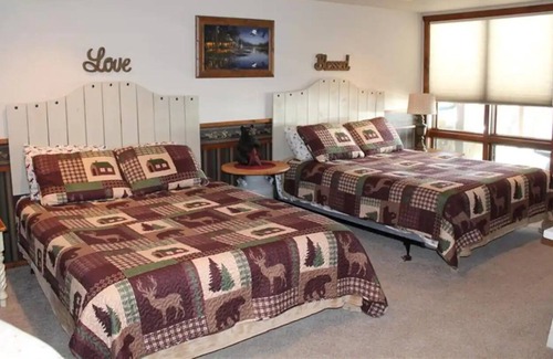 New Post House | 3-bedroom Cabin on Crystal Clear Blueberry Lake