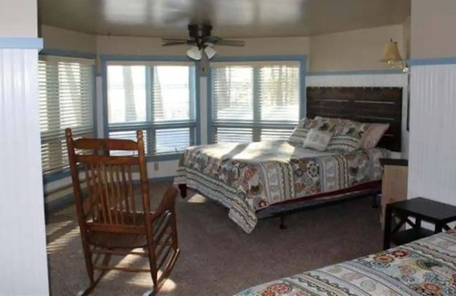 New Post House | 3-bedroom Cabin on Crystal Clear Blueberry Lake