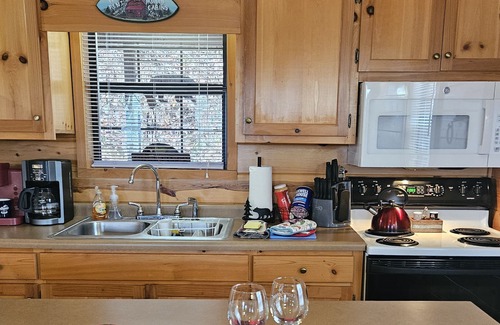 Young Harris Cabin | 3-bedroom cabin on mountain in serene Young Harris GA with hot tub.