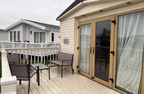 Hunstanton Ski Chalet | 3 bedroom Caravan at Manor Park Hunstanton