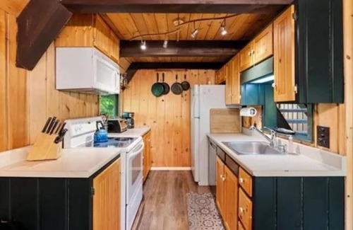 Harbor Springs Cabin | 3-bedroom chalet plus XL loft & hot tub,next to NubsNob, sleeps 10
