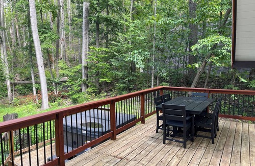 Harbor Springs Cabin | 3-bedroom chalet plus XL loft & hot tub,next to NubsNob, sleeps 10