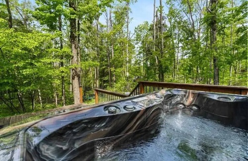 Harbor Springs Cabin | 3-bedroom chalet plus XL loft & hot tub,next to NubsNob, sleeps 10