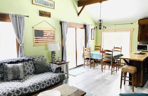West Townshend Ski Chalet | 3+ -bedroom chalet with loft just 10 minutes from Magic, 15 minutes to Stratton