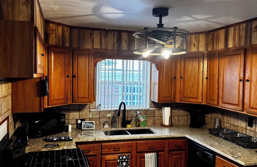 Garfield Heights House | 3-bedroom Château in welcoming Garfield Heights with WiFi, AC