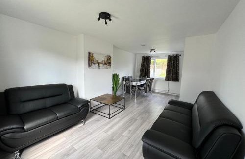 Reading House | 3-Bedroom Cosy Reading House