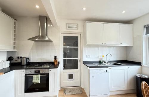 Topsham House | 3 bedroom cottage in the heart of Topsham with river views and parking