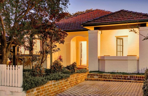 Cremorne House | 3 Bedroom Cottage - Near Cremorne Waters Edge!
