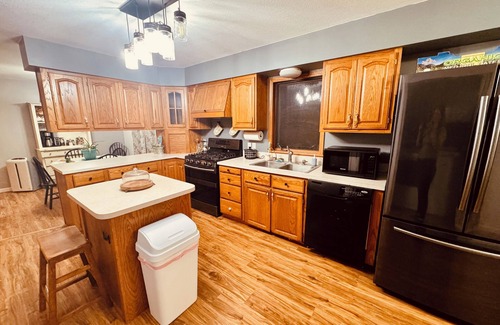 Dowagiac House | 3-bedroom country house in charming Dowagiac with WiFi and laundry.