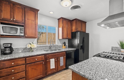 Panama House | 3-bedroom Countryside Home in adorable Bakersfield with AC, Wi-Fi, Pet Friendly