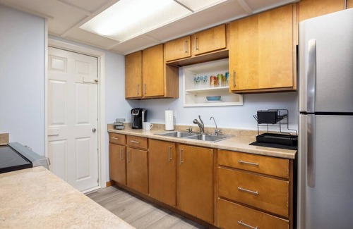 Tropic Cottage | 3-bedroom Cozy cottage in Eau Gallie District, POOL,Pickleball/basketball courts