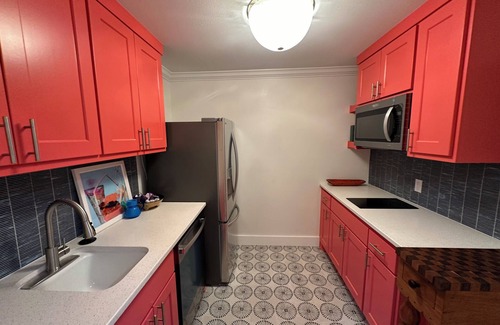 Granbury Apartment | 3-bedroom designer decor, steps to the Historic Granbury Square. Kitchen Living