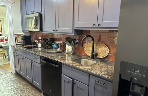 Granbury Apartment | 3-bedroom designer decor, steps to the Historic Granbury Square. Kitchen Living